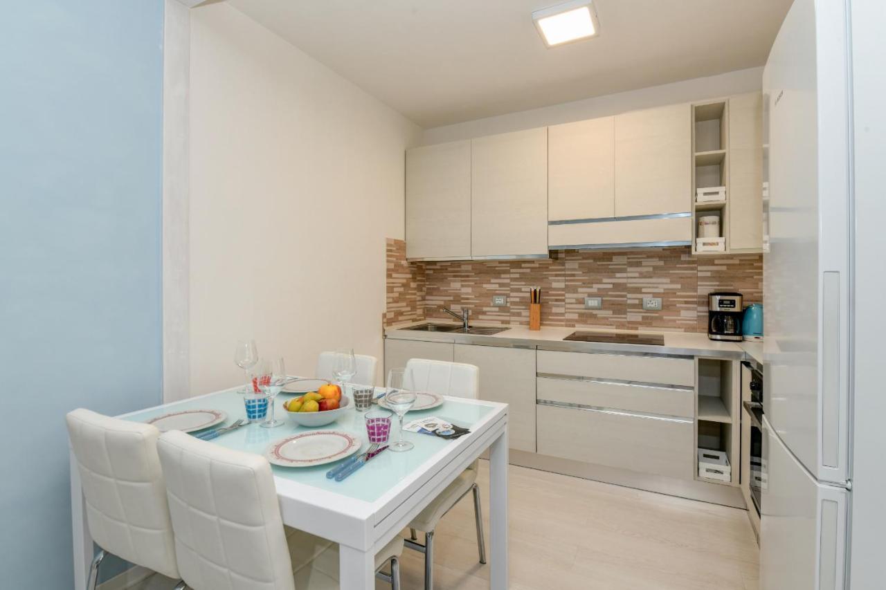 My Desenzano Holiday Apartment เดเซนซาโนเดลการ์ดา ภายนอก รูปภาพ